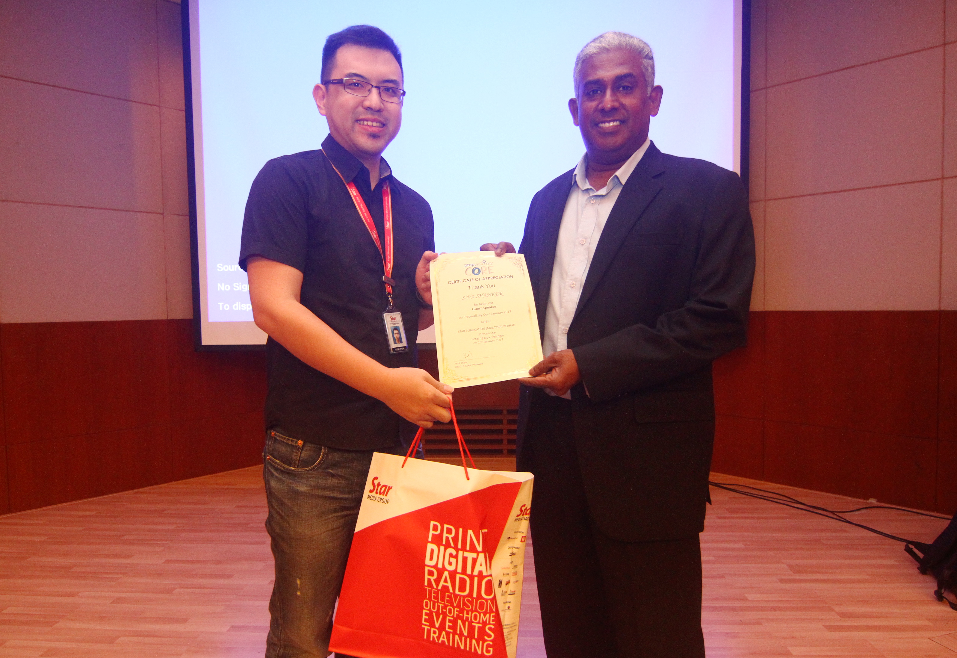 Propwall.my head of sales Thew Phang Chun presents token of appreciation to Siva Shanker.