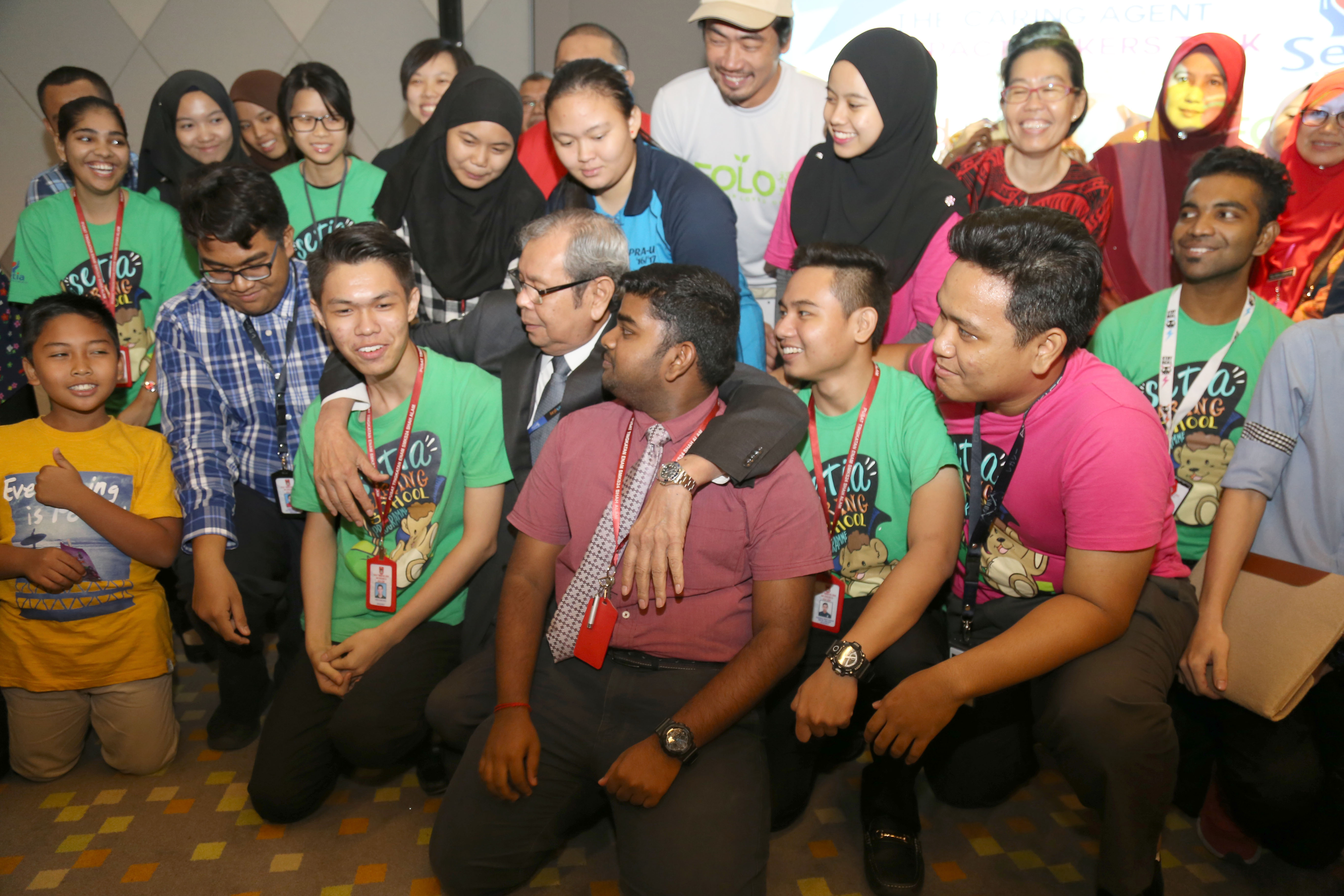 Wan Mohd Zahid bin Mohd Noordin spends time encouraging the partipants who attended the event. 