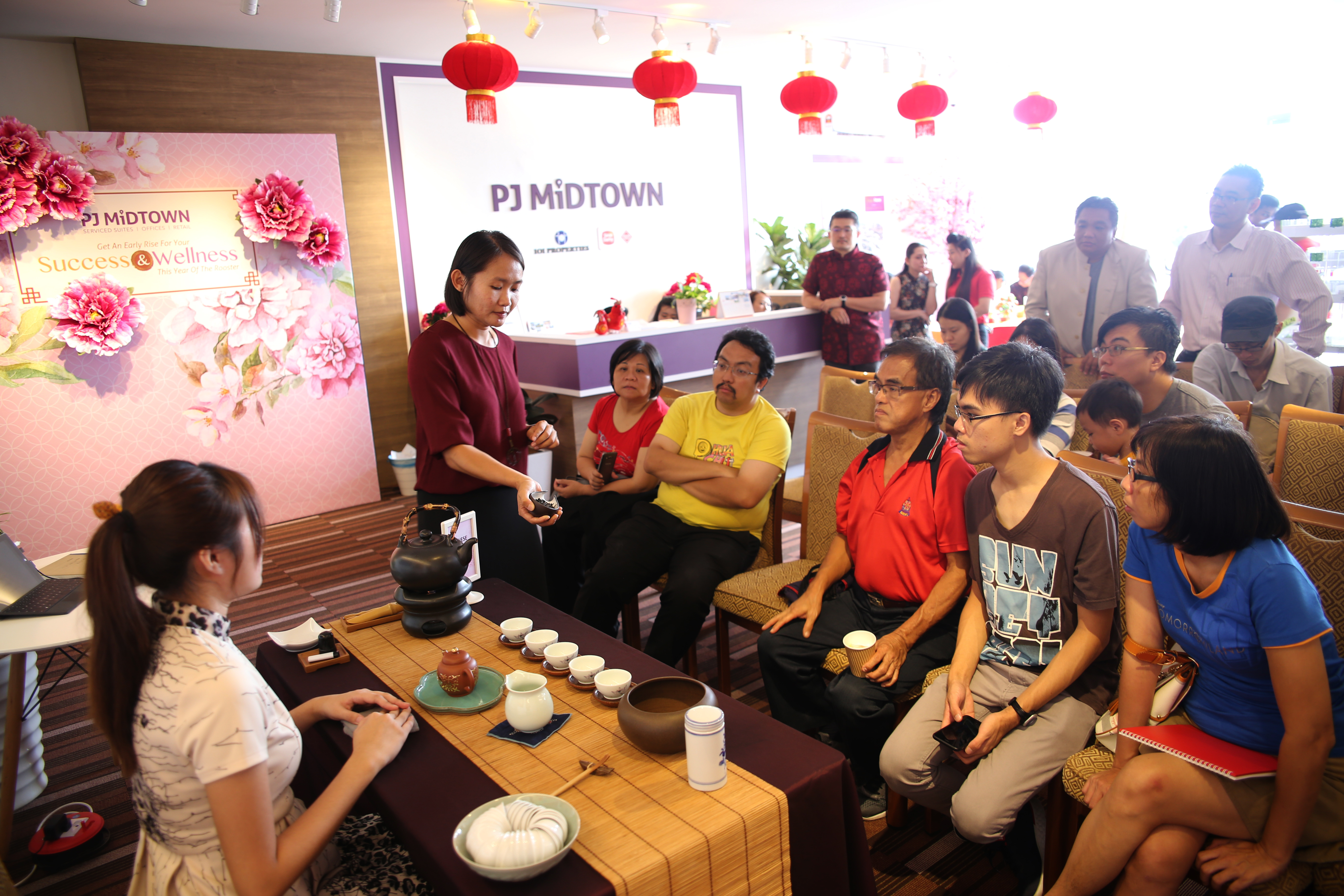 Educational Traditional Chinese Tea Brewing session by Purple Cane Team.