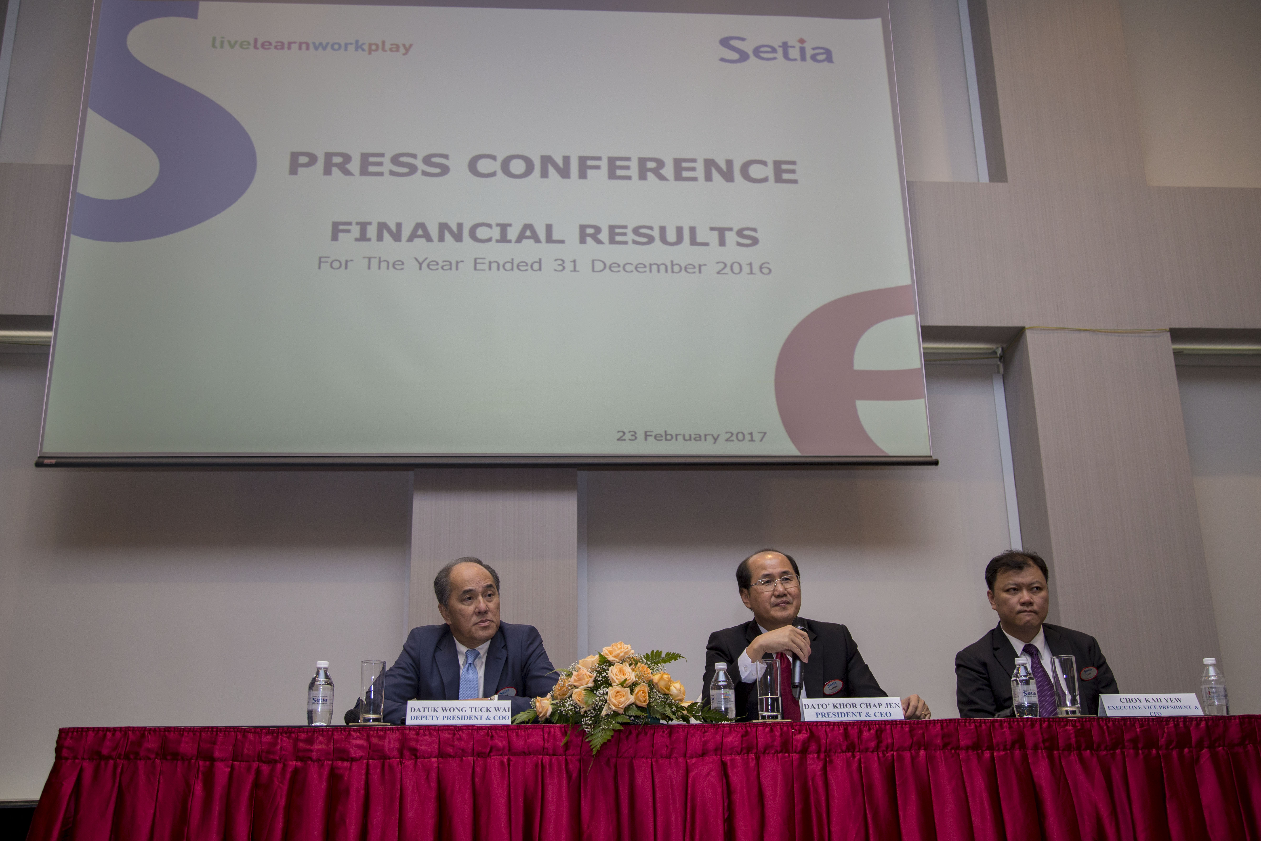 (from left) S P Setia Bhd deputy president & COO Datuk Wong Tuck Wai (黃德威), S P Setia Bhd president & CEO Dato' Khor Chap Jen (許捷任), S P Setia Bhd executive vice president & CFO Choy Kah Yew (蔡家耀) in the Financial Year 2016 Results Press Conference.