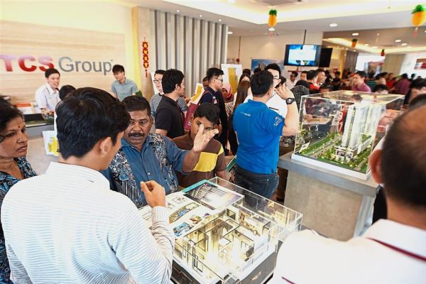 The public learning more about TCS Arcadia at the show gallery.