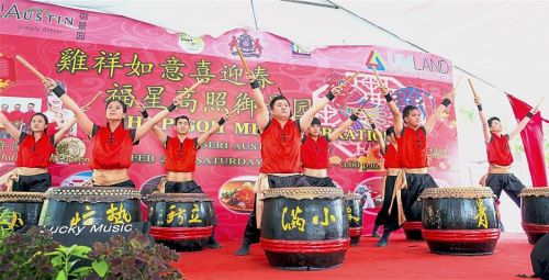 Visitors were treated to a 24-season drum performance at the Chap Goh Meh celebration at the Seri Austin sales gallery.