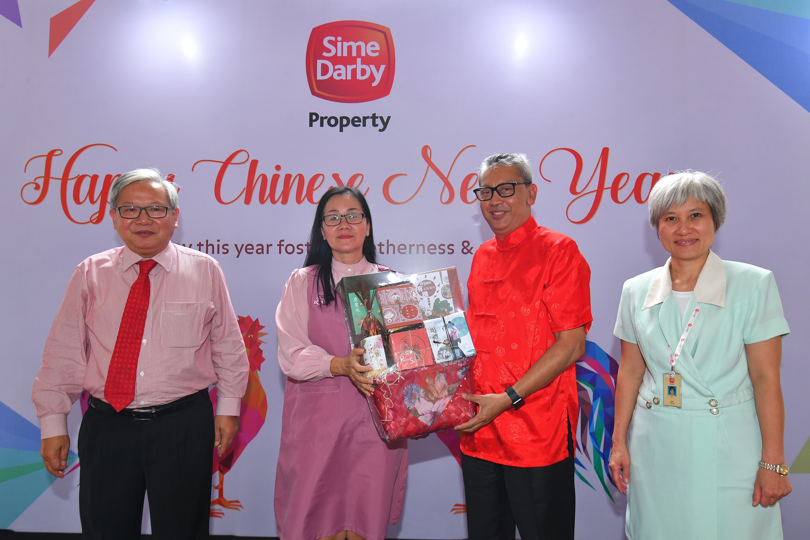 Wan Hashimi Albakri (second from right) presenting a gift the representative of Persatuan Rumah Caring Kajang.