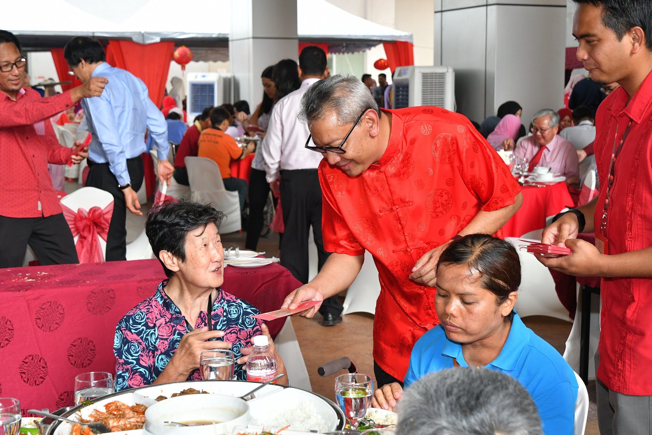 Wan Hashimi Albakri presenting “angpows” to all guests.