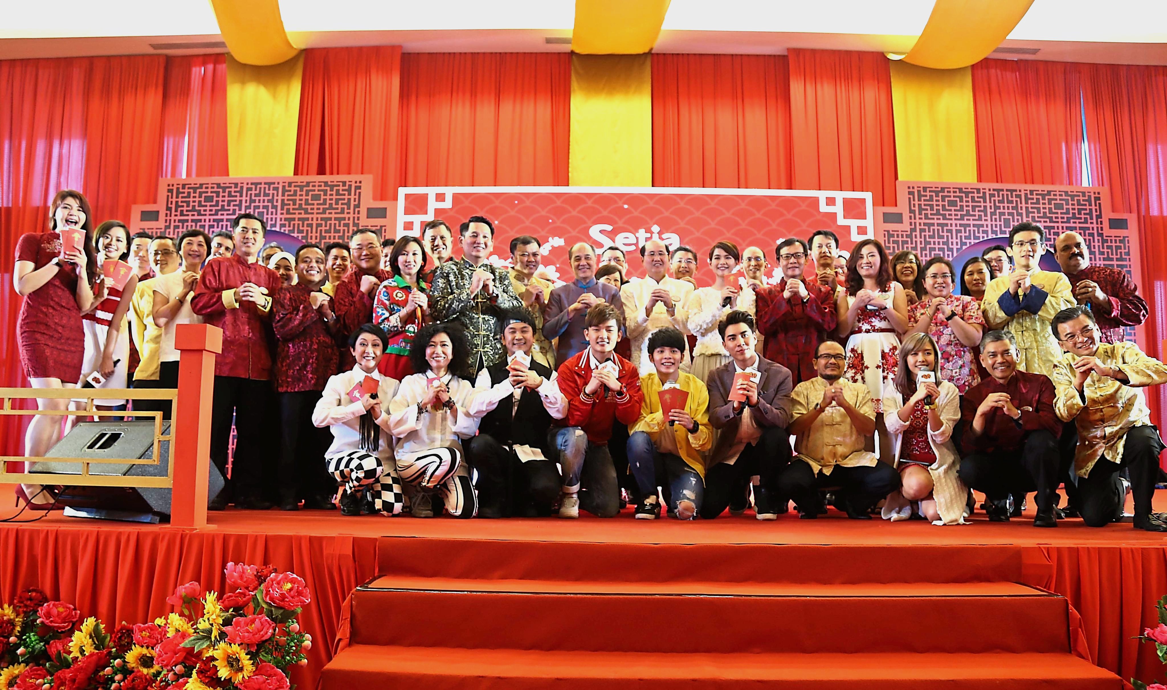 Group photo of Setia management with all Astro artistes at Setia's Perfect Reunion in Johor.