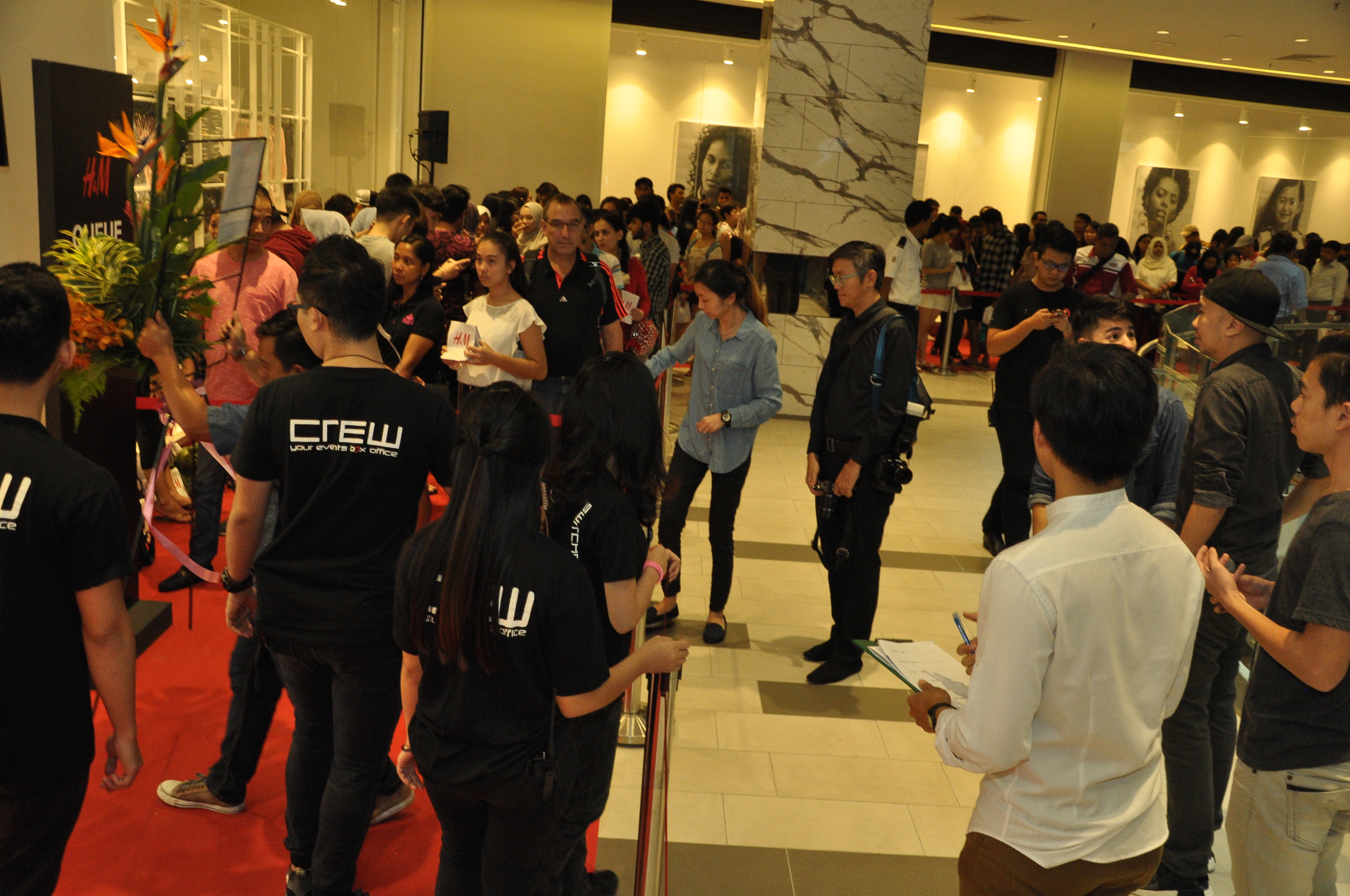 DSC_0563_-_Shoppers_queuing_from_early_morning_at_HM