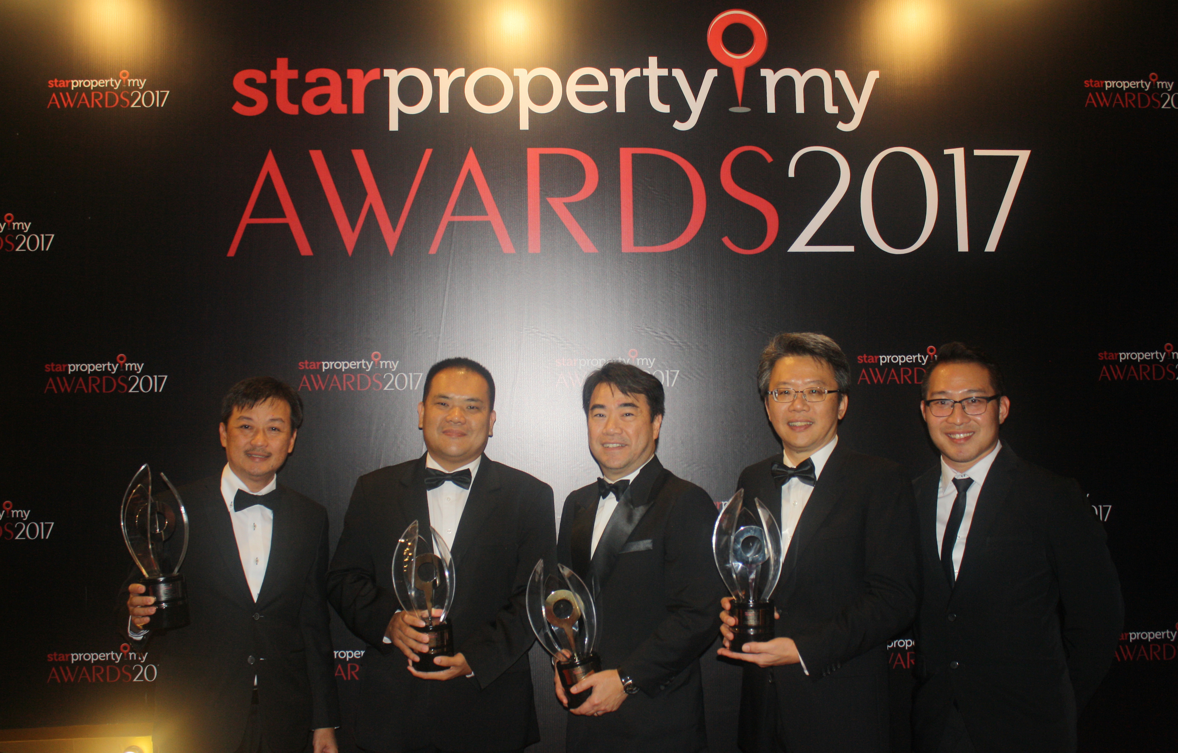 (From left) Horizon Hills general manager Jim Woon, Gamuda Gardens general manager Wong Yik Fong, Gamuda Land chief operating officer Ngan Chee Meng, Gamuda Land executive director William Tan and Bandar Botanic project head Chu Wai Lune receiving four award at the StarProperty.my Award 2017.