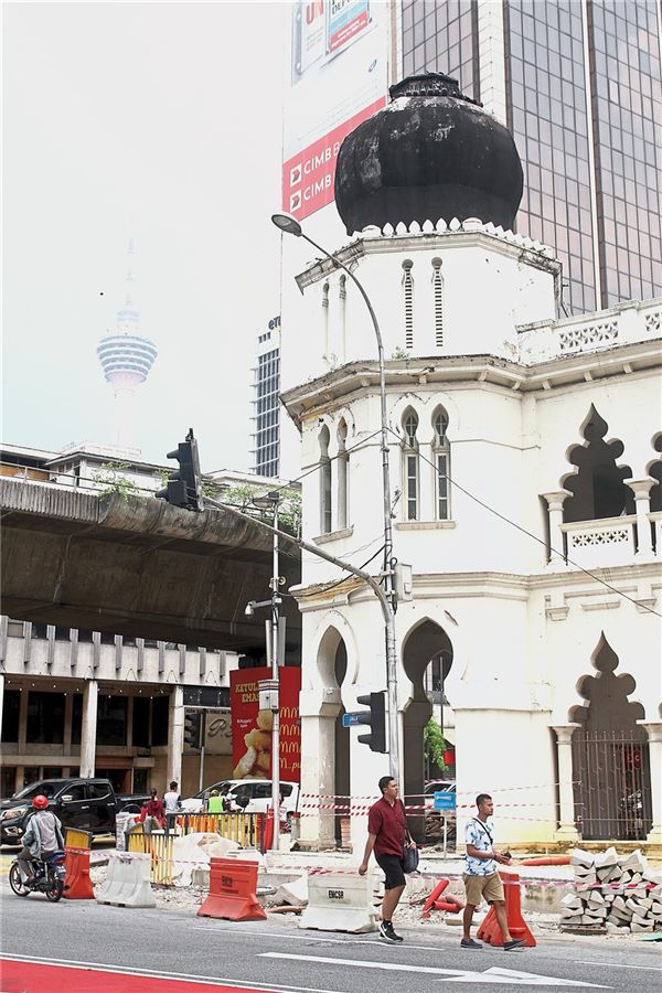 A part of the road in front of the building was cordoned off for safety reasons. But little had been done since to clear the debris.