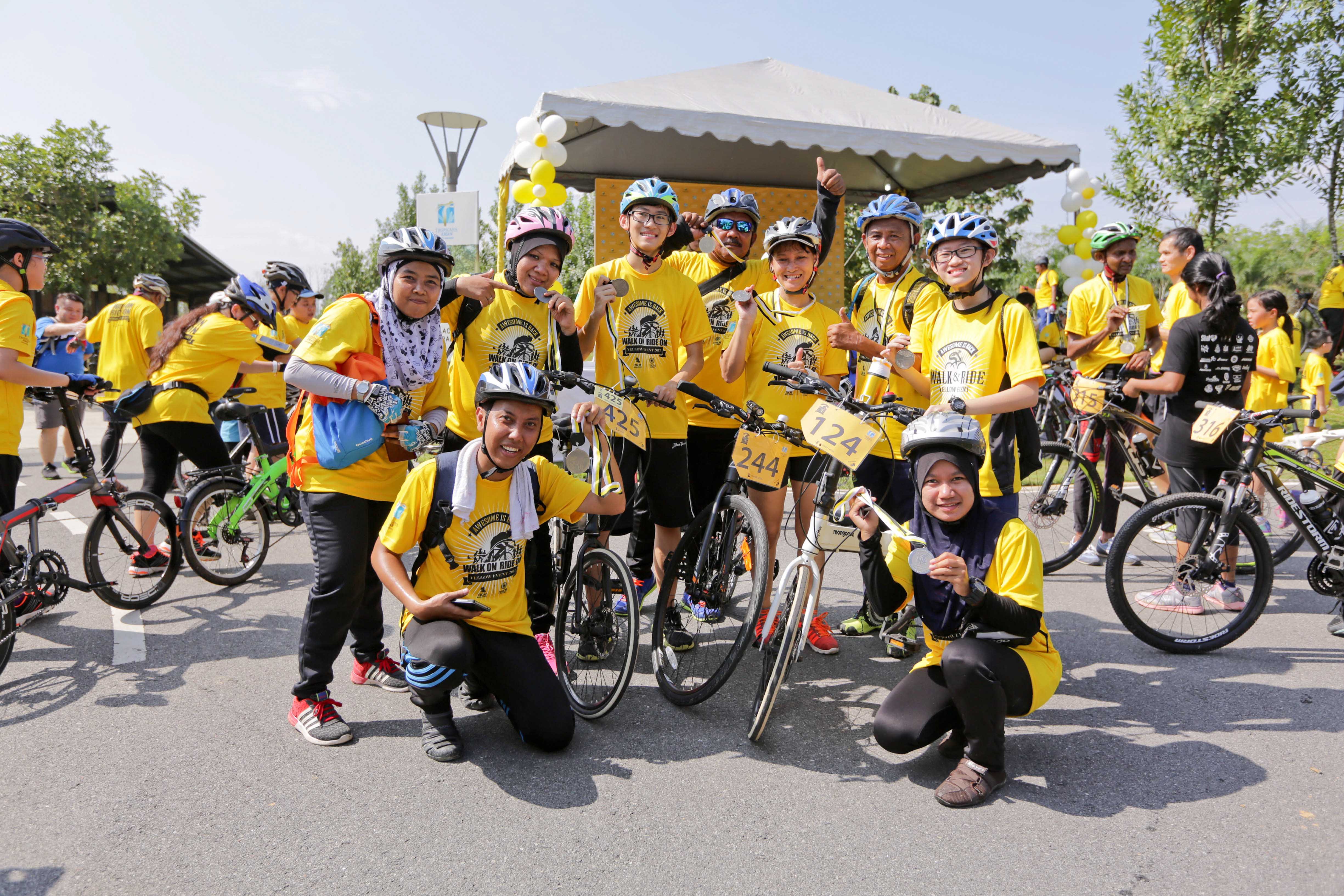 The group of participants with their finishers medal.