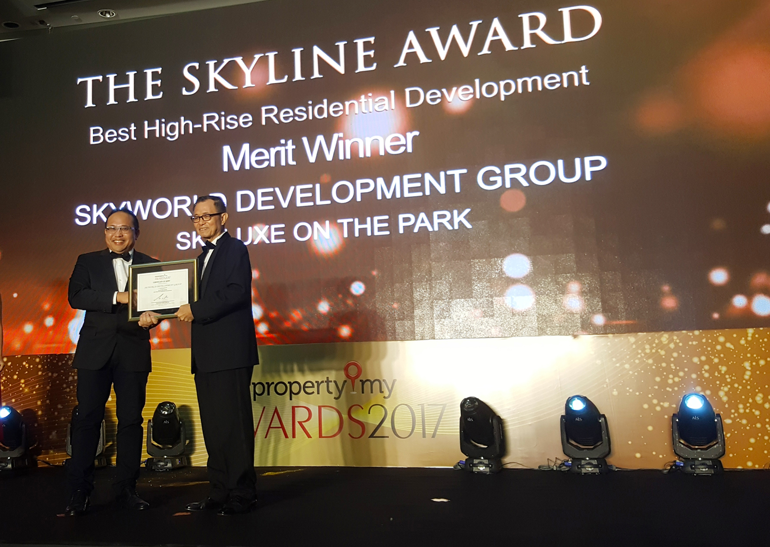 SkyWorld chief operating officer Lee Chee Seng receiving The Skyline Merit Award from Star Media Group Berhad chairman Datuk Fu Ah Kiow during StarProperty.my Awards 2017.