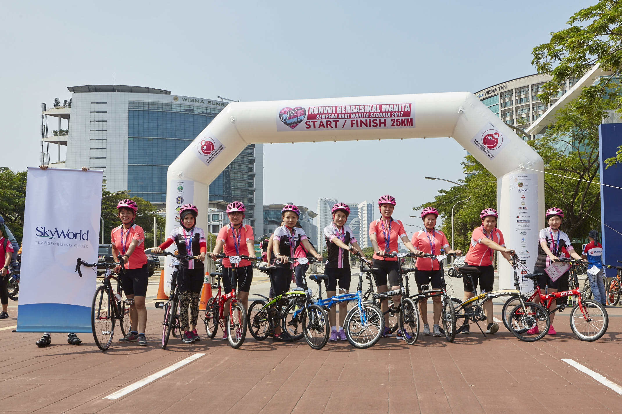 SkyWorld_all-ladies_cycling_team