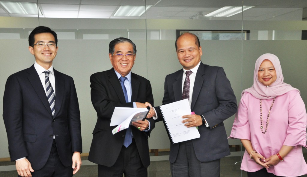 A Brand New Partnership - Datuk Shahril Ridza Ridzuan, CEO of EPF (second from right) exchanging documents with Tan Sri Ong Leong Huat, CEO/Group Managing Director of OSK Holdings Berhad (second from left). Looking on are (left) Mr Ong Ju Yan, Deputy Group Managing Director, OSK Holdings Berhad and (right) Puan Rohaya Mohammad Yusof, Head of Private Markets Department, EPF.