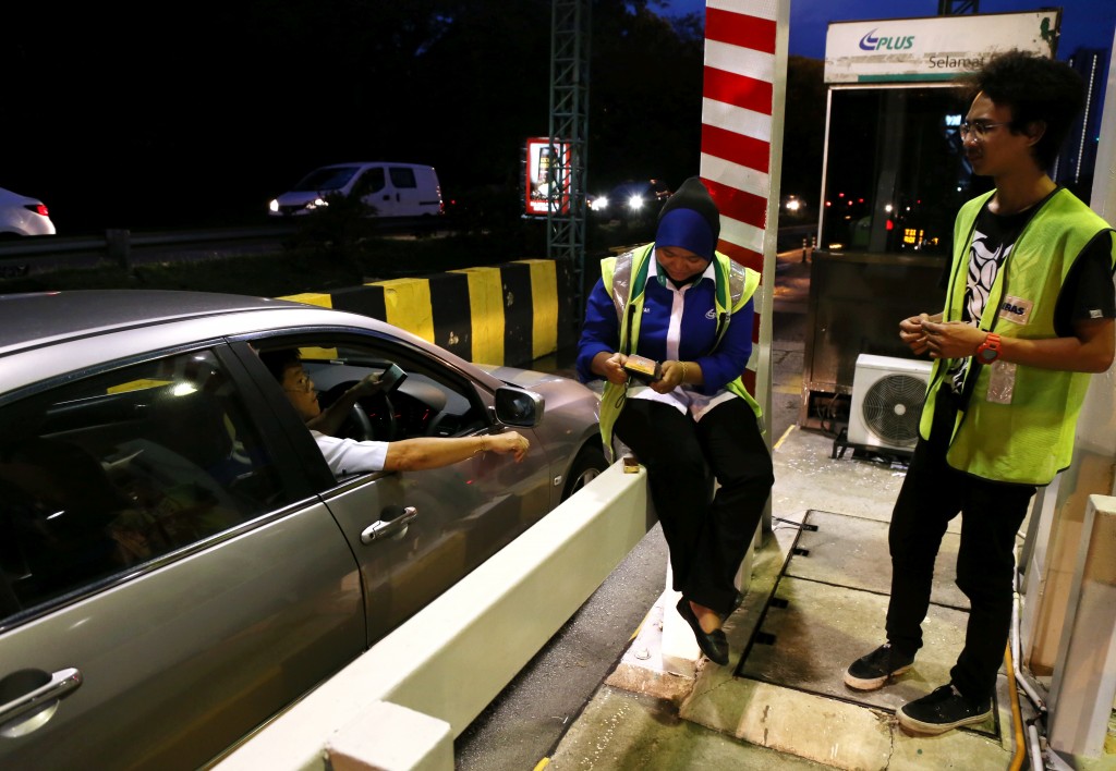 Lightning strike takes out Smart Tag & Touch N' Go lanes at Damansara Tol Plaza. HAZIM FAUZI/The Star.
