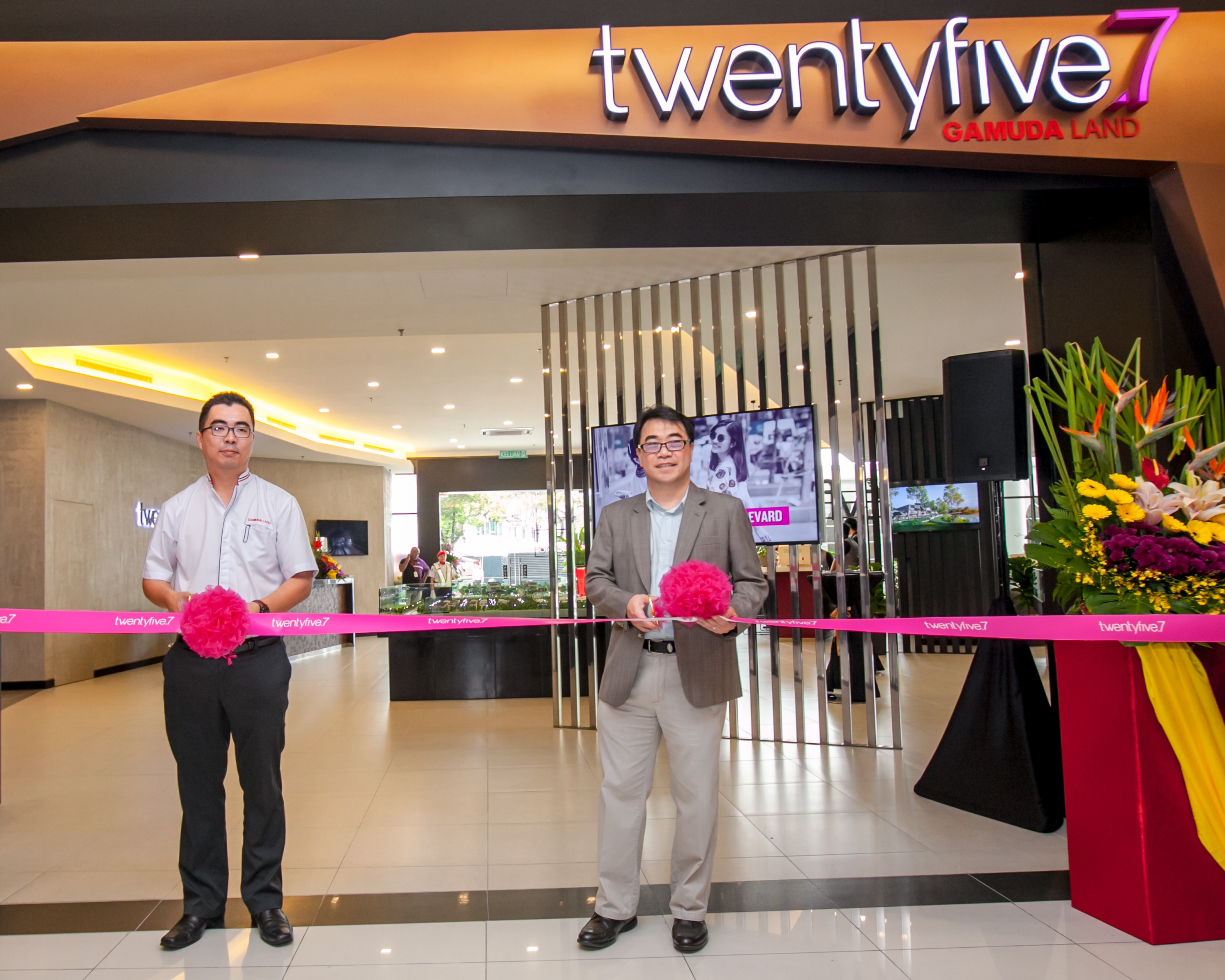 (From left) twentyfive general manager Aw Sei Cheh and Gamuda Land chief operating officer Ngan Chee Meng officiates the opening of twentyfive.7 sales gallery.