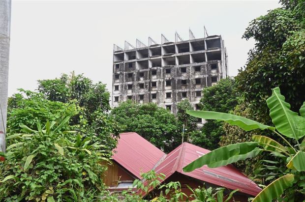 The abandoned flats which was supposed to house Kampung Masjid villagers.