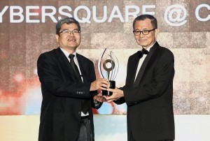 Ooi receiving The Small is Big Excellence Award from Star Media Group Berhad chairman Datuk Fu Ah Kiow.