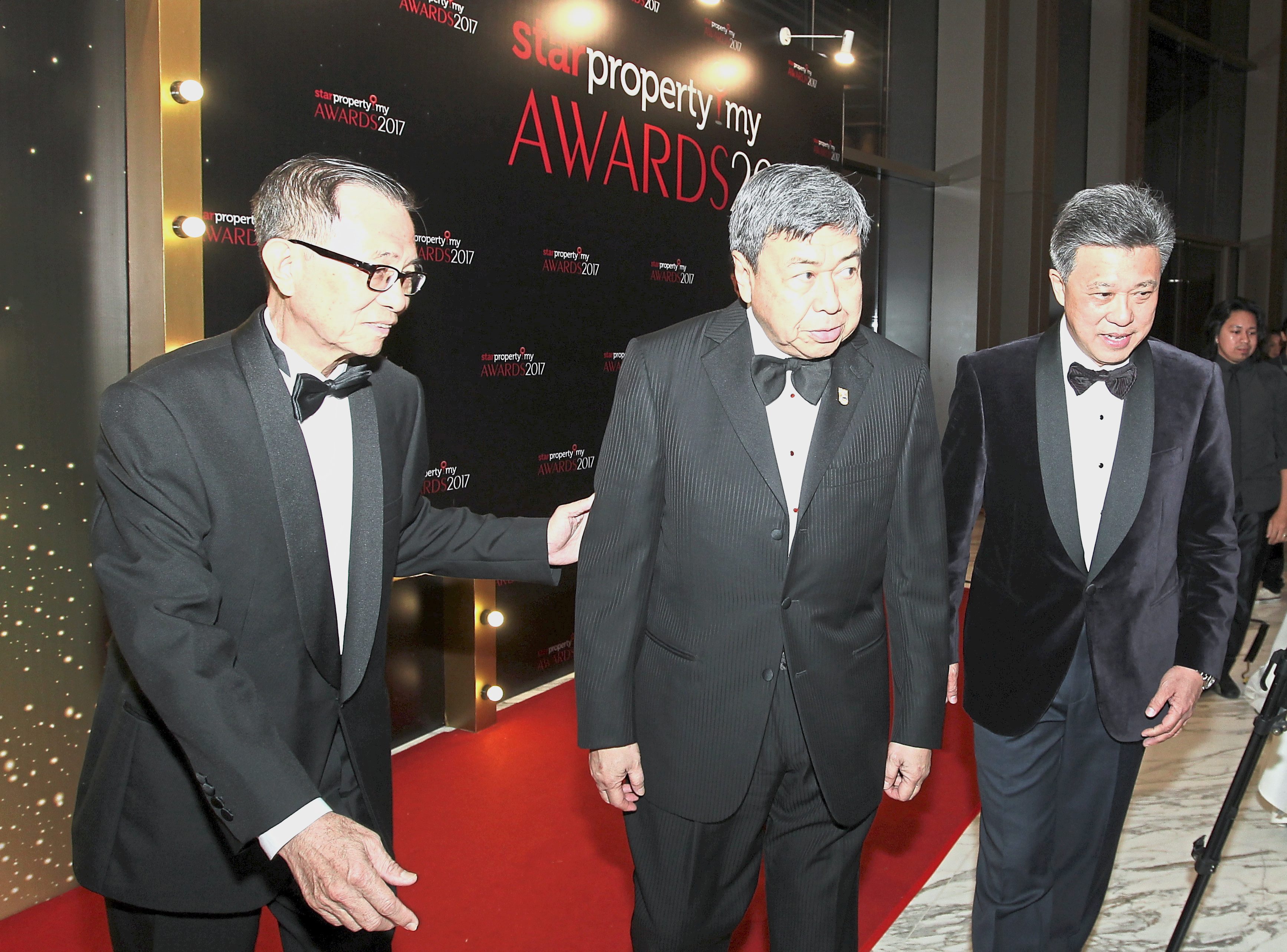 Sultan of Selangor Sultan Sharafuddin Idris Shah (left) arriving at the StarProperty.my Awards 2017, accompanied by Star Media Group managing director and chief executive officer Datuk Seri Wong Chun Wai (right) and chairman Datuk Fu Ah Kiow.