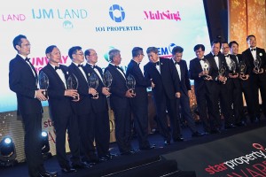 Sultan of Selangor Sultan Sharafuddin Idris Shah with (from left) Anwar Syahrin Abdul Ajib (UEM Sunrise), Datuk Yau Kok Seng (Tropicana Corp), Tan Wee Bee (Sunway), Datuk Khor Chap Jen (SP Setia), Datuk Jauhari Hamidi (Sime Darby Property), Star Media Group Bhd chairman Datuk Fu Ah Kiow, group MD/CEO Datuk Seri Wong Chun Wai, Datuk Ho Hon Sang (Mah Sing), Teh Chin Guan (IOI Properties), Edward Chong (IJM Land), Ngan Chee Meng (Gamuda Land) and Datuk Chang Khim Wah (EcoWorld).