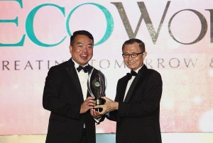 Eco World Development Group Bhd president and CEO Datuk Chang Kim Wah receiving the The Readers' and Voters' Choice Award from Star Media Group Bhd chairman Datuk Fu Ah Kiow.