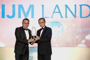 IJM Land Bhd MD Edward Chong receiving the coveted StarProperty.my Readers' & Voters' Choice Award from Fu.