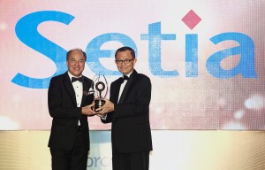 S P Setia Bhd deputy president and COO Datuk Wong Tuck Wai receiving the Readers' & Voters' Choice Award.