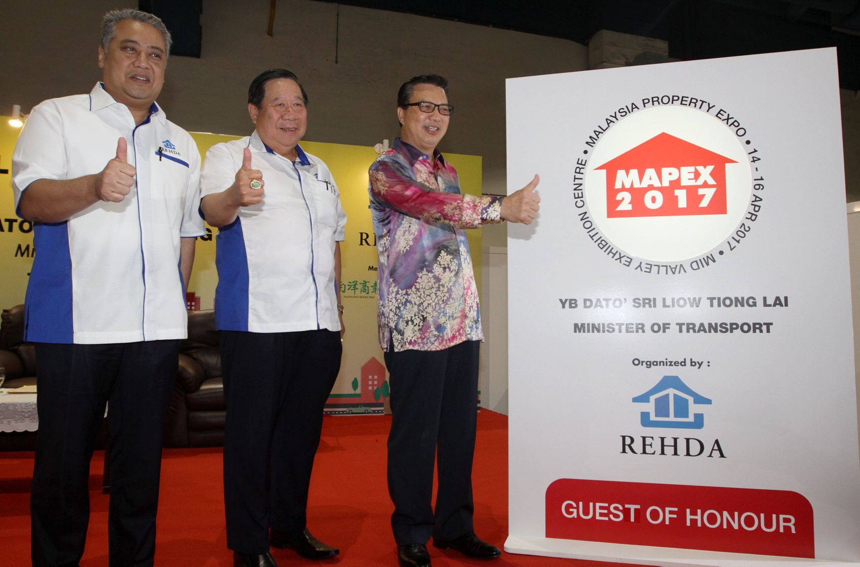 Minister of Transport Datuk Seri Liow Tiong Lai launching the Malaysia Property Expo (MAPEX) 2017 at MidValley Exhibition Centre, Kuala Lumpur.Looking on is Redha Malaysia President Datuk Seri FD Iskandar (left) and MAPEX 2017 Organising Chairman Datuk Ng Seing Liong. SAMUEL ONG / THE STAR, 15TH APRIL 2017.