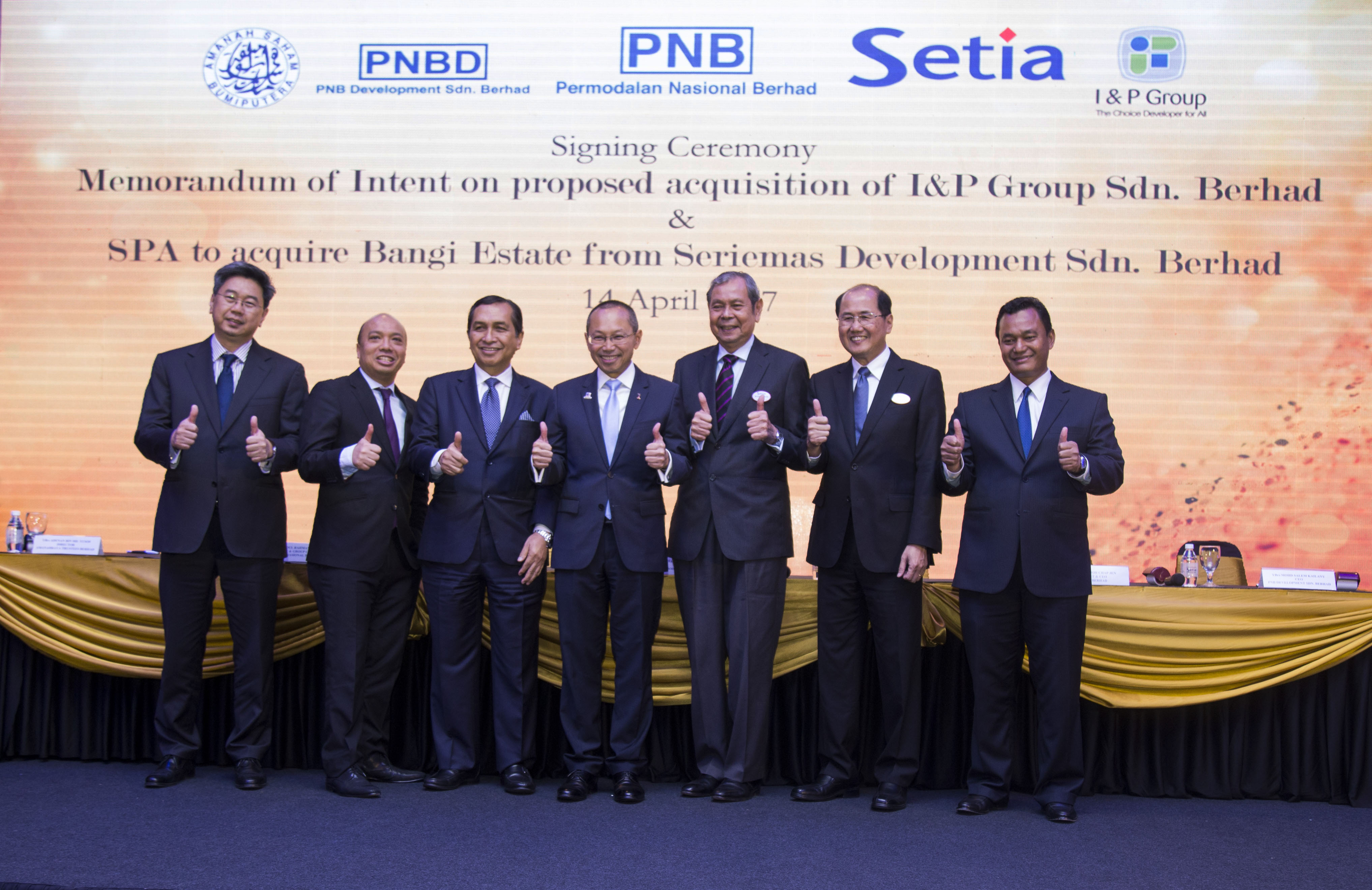 (From left) AmanahRaya Trustees Bhd director Adenan bin Md Yusof, PNB president and group chief executive officer Datuk Abdul Rahman Ahmad, PNB Development chairman Tan Sri Hamad Kama Piah Bin Che Othman, PNB chairman Tan Sri Abdul Wahid Omar, S P Setia chairman Tan Sri Wan Mohd Zahid, Khor Chap Jen and PNB Development CEO and Seriemas Development director Mohd Salem Bin Kailany in the signing ceremony.