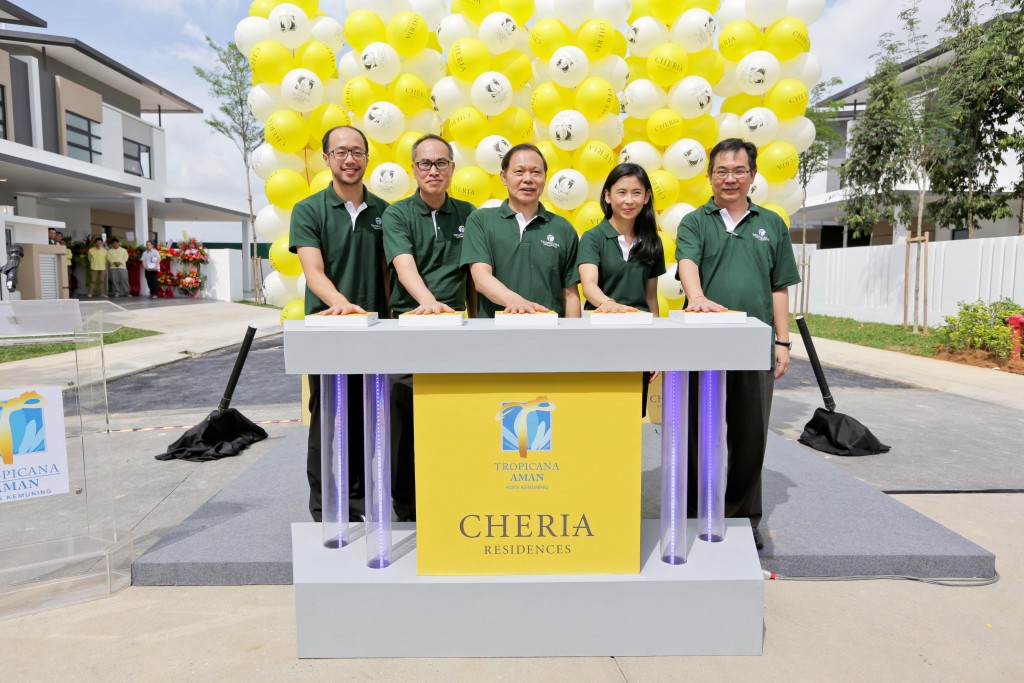 Standing from left to right: Mr. Dion Tan, Executive Director, Mr. Peter Cheah Senior, General Manager, Dato’ Yau Kok Seng, Group CEO, Ms. Ung Lay Ting, Executive Director (Marketing and Sales), Mr. Kelvin Choo Executive Director (Project)