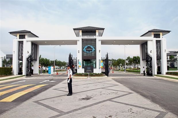 The arch at the entrance of Eco Majestic. Within this township is the Cradleton precinct.