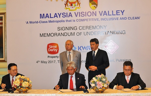 The MoU was signed by (seated L - R) Tan Sri Dato’ Dr. Ir. Gan Thian Leong, Managing Director of Brunsfield Development Sdn Bhd, Dato’ Jauhari Hamidi, Managing Director of Sime Darby Property Berhad and Dato' Wan Kamaruzaman Wan Ahmad, Chief Executive Officer of KWAP. Witnessed by (standing L-R) Prime Minister YAB Dato’ Sri Haji Mohd Najib Tun Haji Abdul Razak and Negeri Sembilan Menteri Besar, YAB Dato’ Seri Utama Haji Mohamad Haji Hasan.