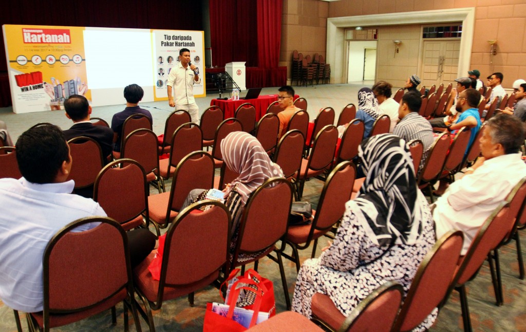 The crowd listens attentively to the speaker at the Konvensyen Hartanah, KL Soho. 