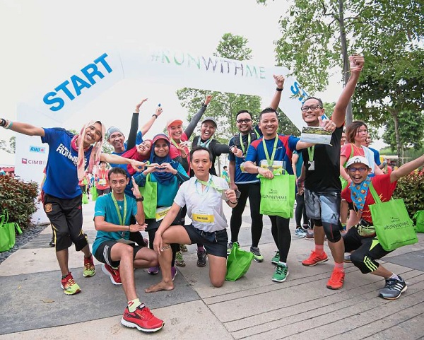 Strangers becoming friends at the #runwithme 2016 event in Bandar Rimbayu.