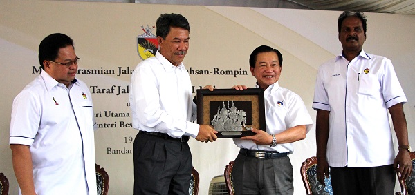 IOI Properties Group group executive chairman Tan Sri Datuk Lee Shin Cheng presenting a souvenir to YAB Menteri Besar Negeri Sembilan Datuk Seri Utama Haji Mohamad bin Haji Hasan during the official opening ceremony of the new Mahsan – Rompin bypass and the upgrading of Jalan Bandar IOI-Mahsan. Looking on were (far left) Adun Kawasan Serting YB Dato Hj Shamshulkahar bin Haji Mohd Deli and (far right) Adun Kawasan Jeram Padang YB Datuk Manickam A/L Letchuman.