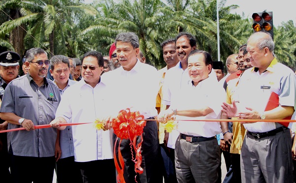 Menteri Besar Negeri Sembilan Yang Amat Berhormat Datuk Seri Utama Haji Mohamad Bin Haji Hasan and IOI Properties Group group executive chairman Tan Sri Datuk Lee Shin Cheng officiating the new Mahsan-Rompin bypass (centre). Also present were (from left) Pengawai Daerah Jempol Yg Bbhg Tuan Haji Zazali Bin Salehudin, Adun Kawasan Serting YB Dato Hj Shamshulkahar Bin Haji Mohd Deli, Adun Kawasan Jeram Padang YB Datuk Manickam A/L Letchuman and Negeri Sembilan JKR director Yg Bbhg Dato’ Abdul Karim bin Mohd Tahir.