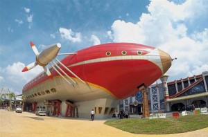 The threestorey high Starship Restaurant, the biggest restaurant at the theme park, can accommodate 500 diners.