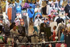 Getting ready: A wide variety of clothes and goods at Kenanga Wholesale City draw shoppers who are doing their last-minute shopping for Hari Raya Aidilfitri. — ONG SOON HIN/The Star