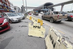 Business operators claim that they have lost customers and staff since the closure of Jalan Kenari 11 a year ago to reduce traffic congestion. 