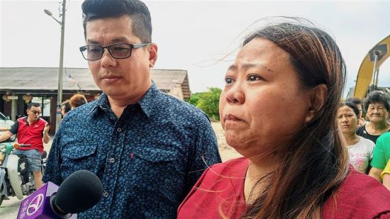 Lee (right) claims that there was nothing in black and white about the temporary site offer. Looking on is Ng, whose restaurant was also affected by the issue.