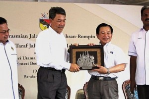 Lee (second from right) presenting a souvenir to Mohamad during the official opening ceremony. Looking on are Shamshulkahar (left) and Manickam.
