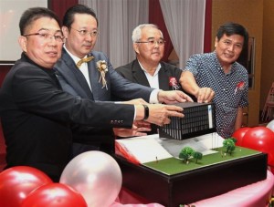 Eng (second from left) launching the auditorium fundraising project during the charity dinner. Looking on are (from left) Tay, Teo and Liew.