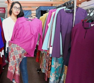 Rekka Rich Sdn Bhd kiosk supervisor Nurul Syafiqa Mazlan says Raya sales is good on the weekends at SACC Mall. The favourite among young women are baju kebaya Kedah and baju kurung moden.