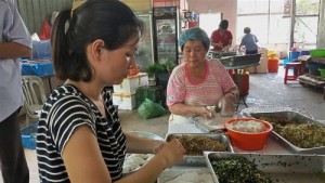 Workers busy preparing ‘cai ban‘. The predominantly Hakka community in Kulai is famous for this delicacy. 