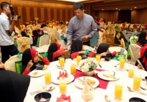 General Manager of Tropicana Golf and Country Resort Steven Tan presenting "duit Raya " to some of the 150 orphanage at the event.