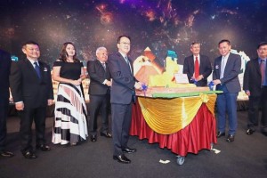 (From fourth left to right) Sunway Malls chief operating officer Kevin Tan, Cheah, Sunway REIT chief executive officer Datuk Jeffrey Ng and Chan with the senior management team of the malls celebrating Sunway Malls 20th anniversary with a cake cutting ceremony during the event. — Photos: GLENN GUAN/The Star