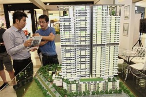 Visitors checking out Sandilands project by BHL Waterfronts Sdn Bhd in Gurney Plaza. 