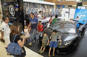 A stylish black Lamborghini pulling the crowd at the City Of Dreams booth in Gurney Plaza. 