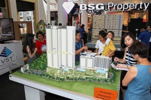 A crowd mulling around BSG Property’s model houses in Gurney Paragon Mall. 