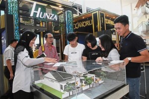 Visitors having a closer look at the Mekarsari’s Mila semi-detached residential project at Hunza Group’s booth in Gurney Paragon Mall. 