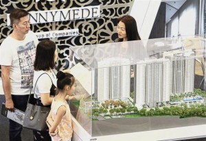 Visitors checking out the The Sanctuary project at Runnymede Group of Companies’ booth during the StarProperty.my Fair 2017 in Gurney Plaza. 