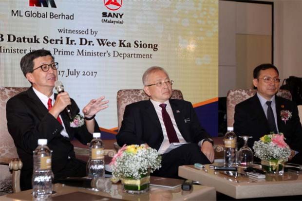 ( From Left to Right ) ML Global Berhad group managing director Tan Sri Lim Hock San, Minister in the Prime Minister Department Datuk Seri Dr.Wee Ka Siong and Sany Group China ceo Tang Xiu Guo at the MOU signing ceremony between ML Global Berhad and Sany Construction Industry Development (M) Sdn Bhd. - SAMUEL ONG / THE STAR